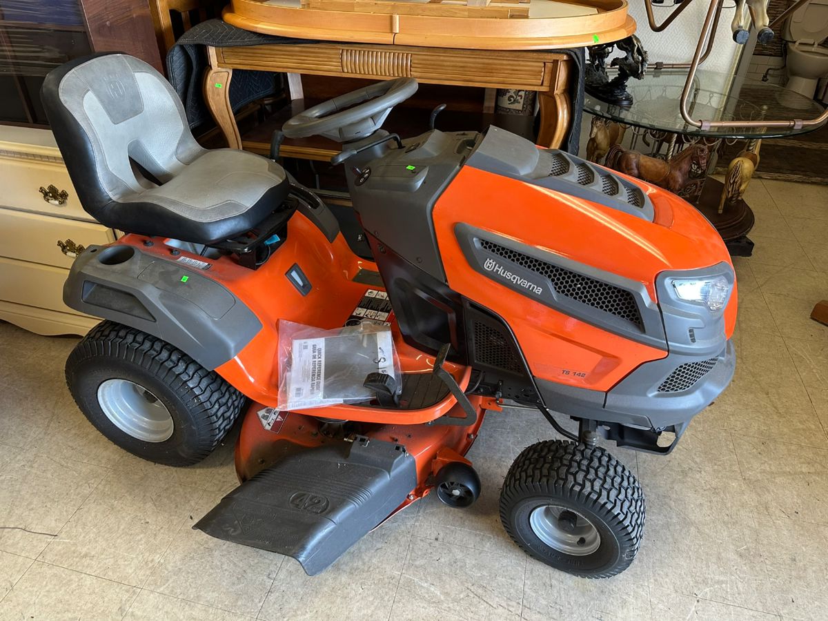 001Husqvarna TS 142 Riding Mower