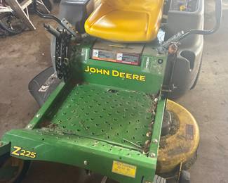 John Deere Z225 zero turn Mower