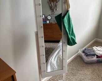 Adorable light up mirrored standing jewelry case