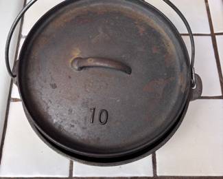 Cast iron camp fire Dutch oven 