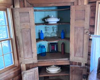 Corner cabinet