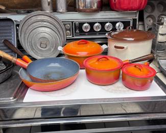 Cast enamel cookware 