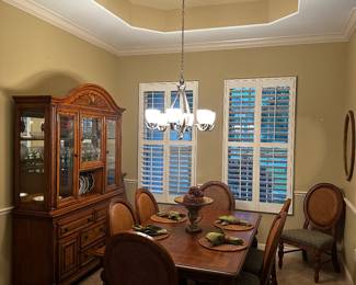Baers furniture dining set with 5 chairs (2 captain chairs) and lighted hutch