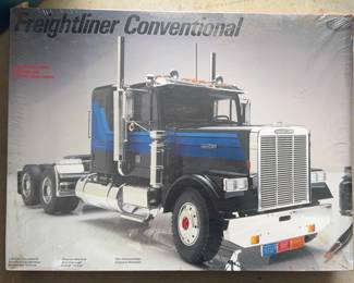 KKS062 1/24 Scale Freightliner Conventional TruckModel Kit (Unbuilt & Factory Sealed)