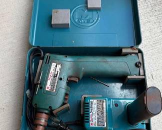 KKS037 Makita Cordless Drill And Fast Charger With Battery