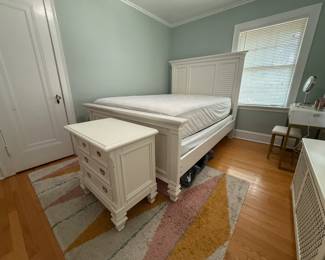 $900 - picture 1 of 2 - like new 3 piece bedroom set - Queen bed, dresser and nightstand - includes mattress and boxspring, includes lamp