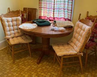 Oak table with leaf and four chairs. Beautiful used condition.