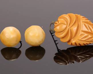 Bakelite shoe clip and earrings
