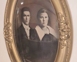 ANTIQUE OVAL PICTURE FRAME