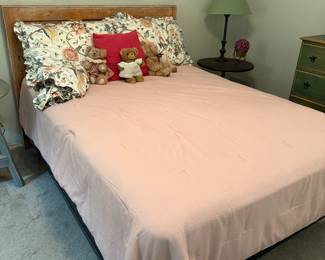 Queen Bed, Pillows, Bears