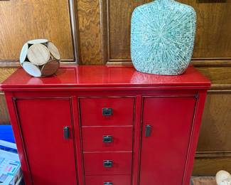 Red Cabinet, Decor