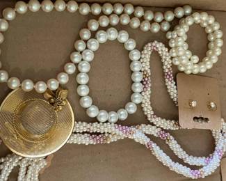 Pearl bracelets and necklaces costume jewelry