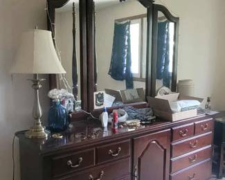 Thomasville bedroom set vintage dresser with closing mirror