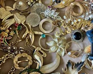 Huge assortment of costume jewelry old vintage pins