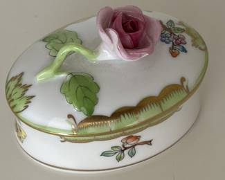 Herend Queen Victoria Bonbonnierre w/ Rose Finial