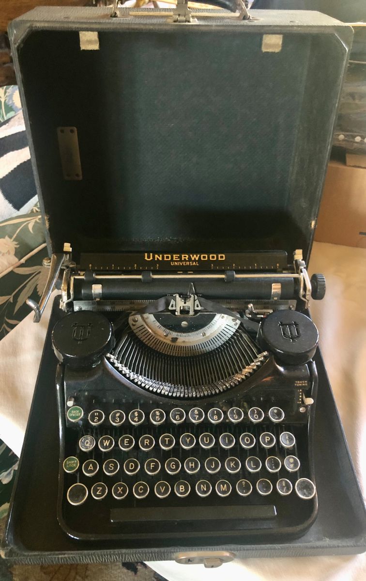 Vintage Typewriter in beautiful condition