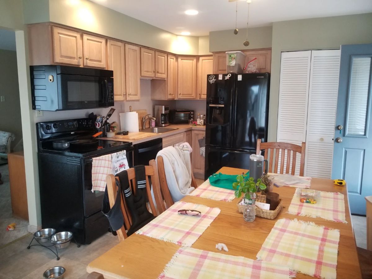 Nice L-shaped kitchen; dining set seats 6