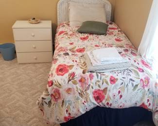Twin bed; 3-drawer chest