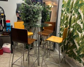 Bartop contemporary Glass table and 4 chairs $225