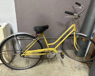 Lot 406 - Vtg Yellow Schwinn Breeze Bicycle