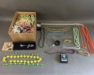 Lot 425 - Lot of Vintage Costume Jewelry