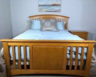 Contemporary Oak Queen Bed And Nightstand
