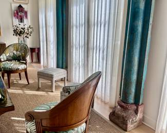 Ancient columns and Dessin fournir chairs.