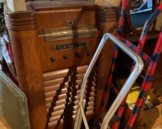 Tube console radio