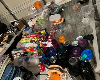 kitchen containers, drink canisters and lots of other kitchen gadgets