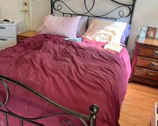 queen size bed and frame come equipped with a mattress/bed tech base with remote BTP3000LP that has 2 settings, raises and lowers, also has massage vibration options  