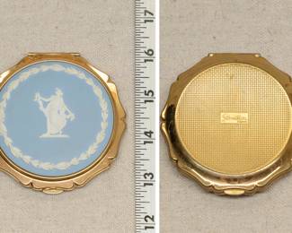 A vintage Wedgood Stratton jasperware powder compact