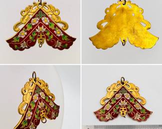 A vintage Chinese cloisonné pendant with floral decoration flanked by dragon heads
