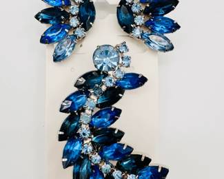 A fabulous mid century sparkly blue brooch and earrings set, marquis shaped rhinestones in various shades of blue in graceful curving lines
