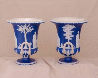 Another view of the pair of antique large Wedgwood dark blue dip jasperware double-handled urn shaped vases adorned with neoclassical decoration. Impressed 'WEDGWOOD' mark on the base.