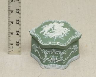 A charming green jasperware lidded trinket box with cherubs decoration, late 19th/early 20th century, Volkstedt porcelain or Shafer and Vater (Schäfer & Vater Porzellanfabrik)