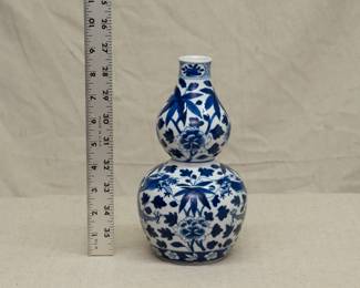 A Chinese porcelain blue and white double gourd vase, decorated with peonies and dragons; 4-character mark to the base