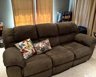 Reclining Sofa (91"W x 37"D)