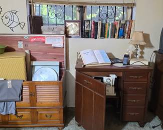 The fishes on the wall are plastic, not metal, just FYI.