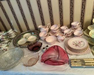 Tuscan Bone China - April Beauty Pattern, Cranberry Murano Dish