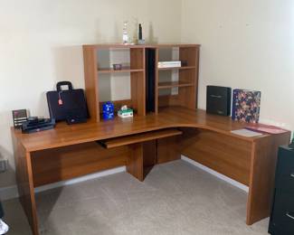 Corner desk station