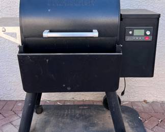 Traeger Smoker w Cover 