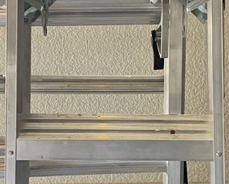 Louisville 4'  200 lb Ladder