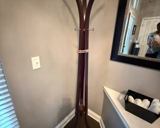 Hall tree