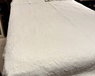 Matelassé bedspread and shams (not custom) 