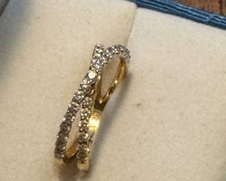 #49 - $450 - Double circle diamond ring 14kt gold size 6 from Bromberg & Co jewelers. 3.18 gr.