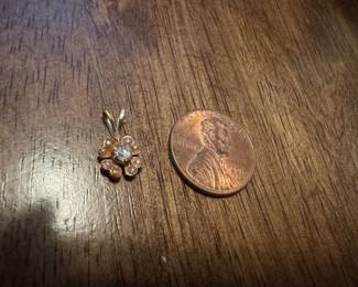 #52 - $100 - 14kt gold flower pendant with sea pearls & 0.25ct diam center - 0.81 gr. 