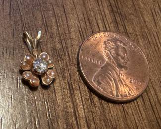 #52 - $100 - 14kt gold flower pendant with sea pearls & 0.25ct diam center - 0.81 gr. 
