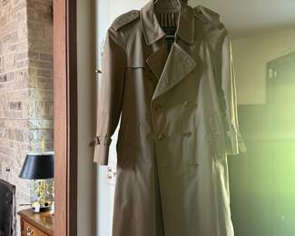 Men’s. Burberrys trench 
