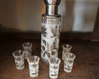 VINTAGE COLLECTIBLE DECANTER AND GLASSES