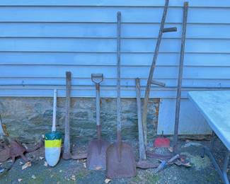 VARIOUS GARDEN TOOLS